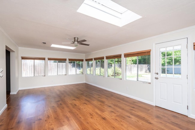 Building Photo - 4/2 + Detached Studio & Pool! One Property...
