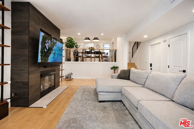 Building Photo - 4733 La Villa Marina