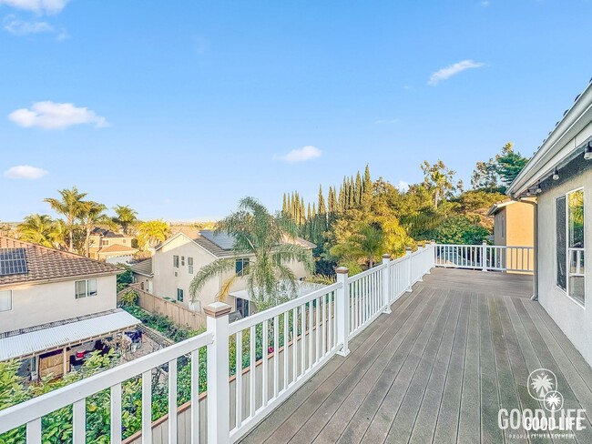 Building Photo - Great 4B/3BA House in Oceanside w/ a Large Loft!