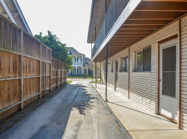 Building Photo - 427 W 17th St