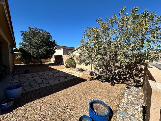 Building Photo - Available Dec 10th! 3bed 2bath