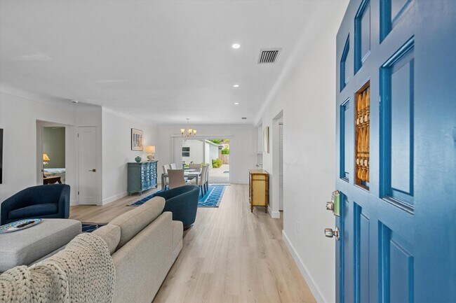 Building Photo - 611 N Palmway