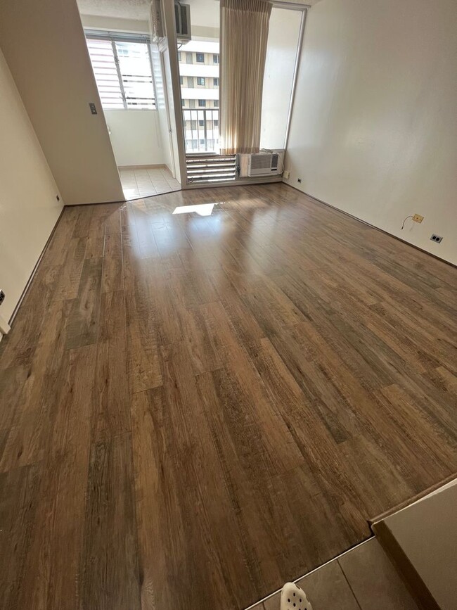 Building Photo - Renovated studio @ Pacific Grand $1400.00