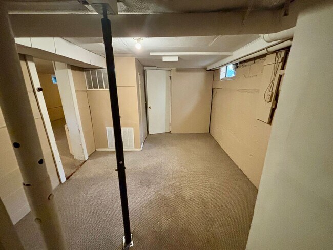 Building Photo - 3-bedroom home with Washer & Dryer Included