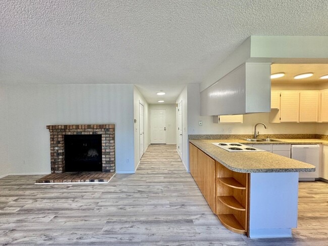 Building Photo - Salmon Creek Condo with Swim, hot tub and ...