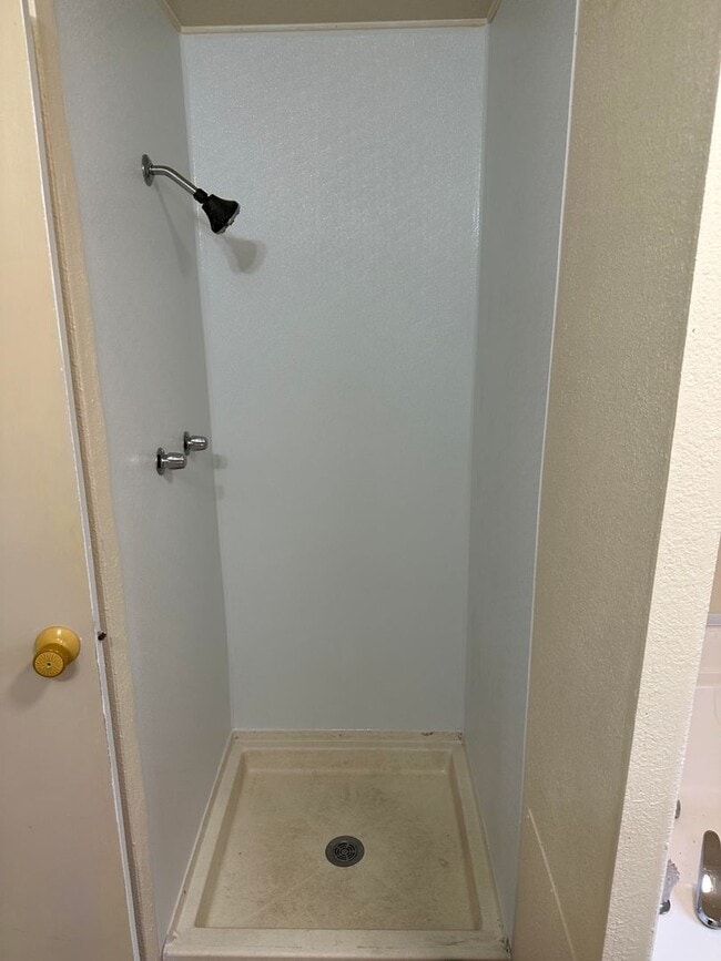 Building Photo - Standalone Unit in SW Bend