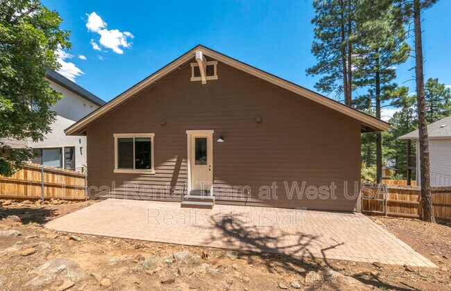 Building Photo - 781 N Forest View Dr