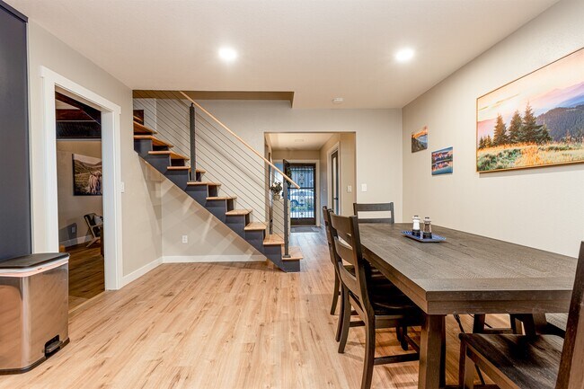 Building Photo - 714 N Beachwood St
