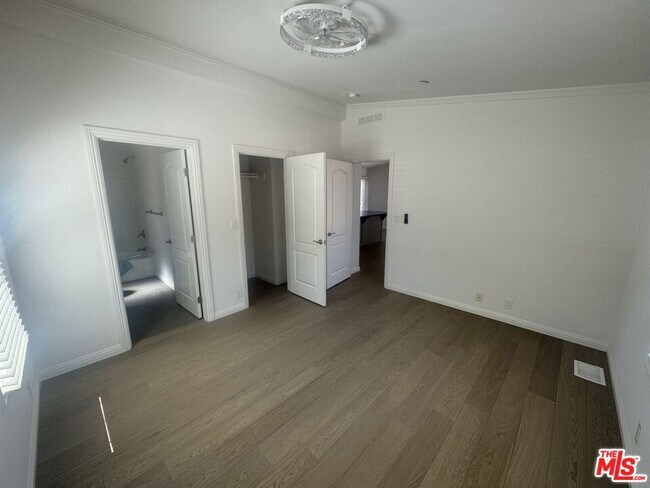Building Photo - 1336 La Crescenta Dr
