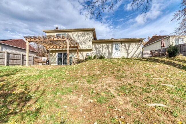 Building Photo - 585 Cambridge Way