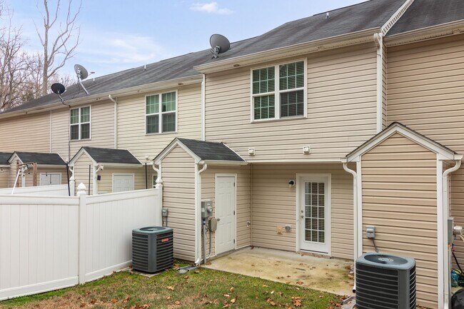 Building Photo - Updated 2BR/2.5BA Townhome