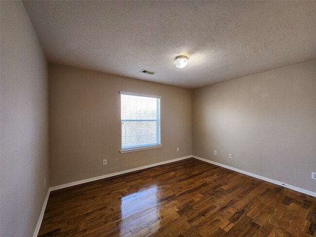 Building Photo - 11111 Valley Kings Dr