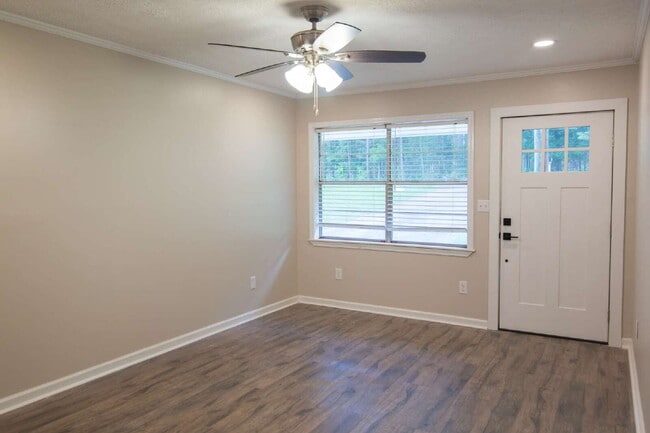 Building Photo - Charming Remodeled 3-Bed/1-Bath Home on 1 Acre — Ideal for Grad Students, Pros, or Game-Day Retre...