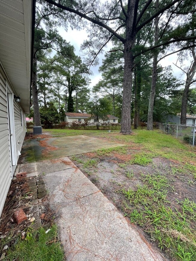 Building Photo - Inviting on Ivey!