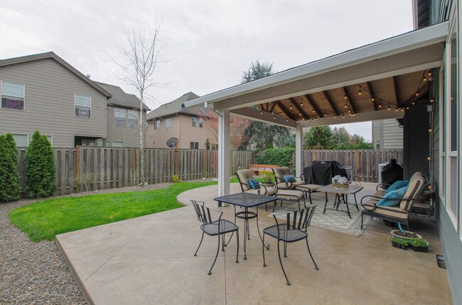 Building Photo - Large 3 bdrm / 2.5 bath with open floor pl...