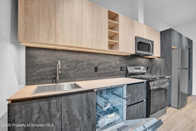 Building Photo - 117 Penn Ave