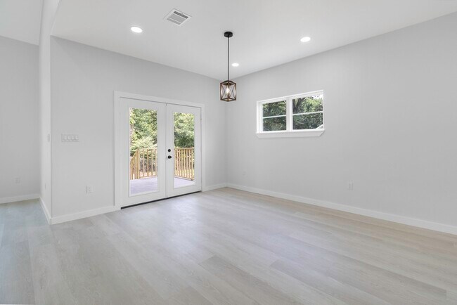 Building Photo - 611 Bridgeview Dr