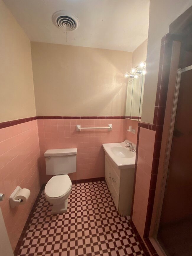 Building Photo - 2073 Hollywood Dr