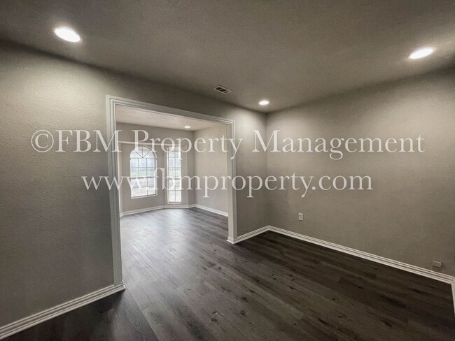 Building Photo - 1307 Janann Ave