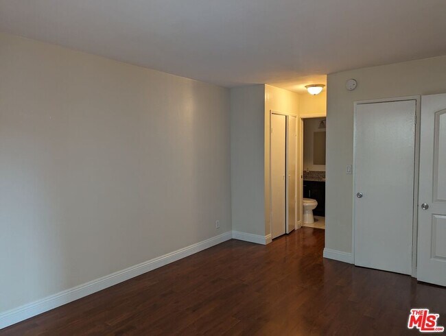 Building Photo - 633 N Sweetzer Ave