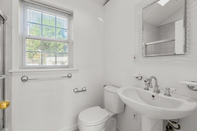 Building Photo - 3 Bed 3 Bath - Kensington Craftsman - Move In Ready