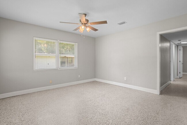 Building Photo - 613 Edgecliff Dr