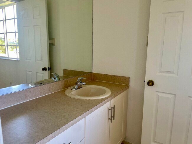 Building Photo - 5119 SE Mariner Garden Cir