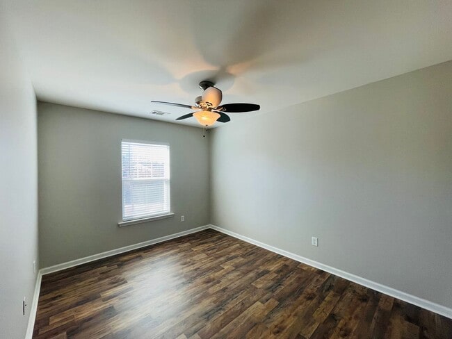 Building Photo - Beautiful Townhome in Catawba Village