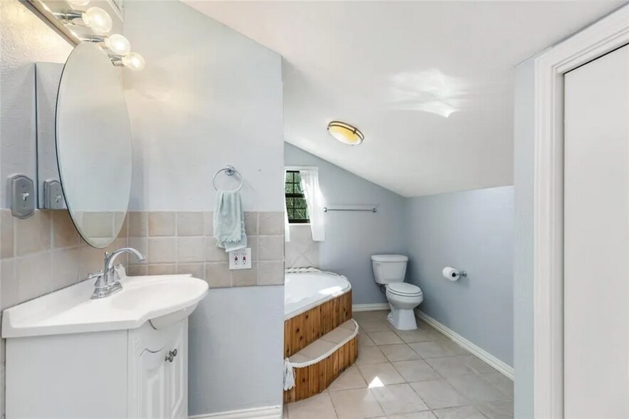 Building Photo - 204 Yaupon Dr