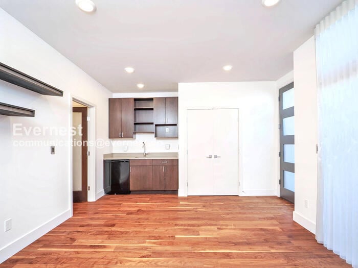 Building Photo - 2618 Eastlake Ave E