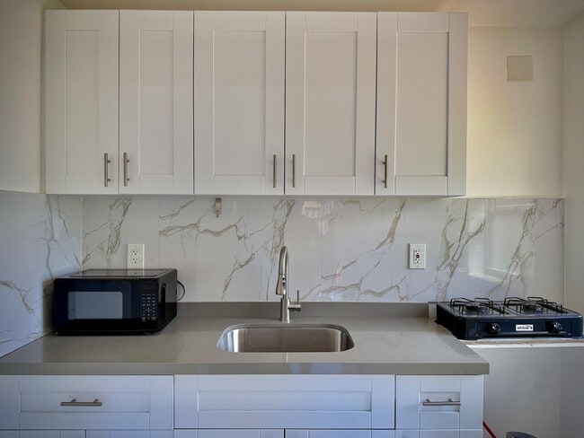 Building Photo - 707 NE 15th St