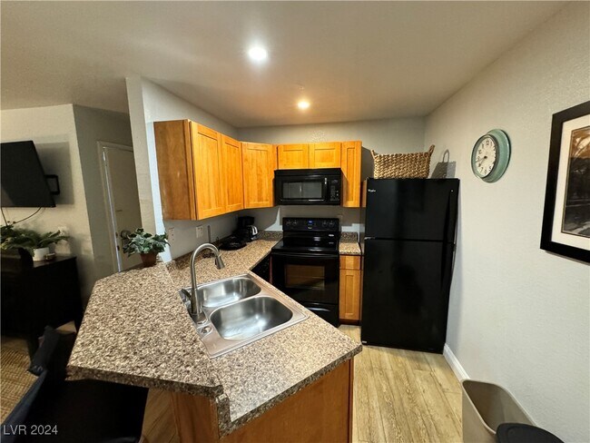 Building Photo - 510 Elm Dr