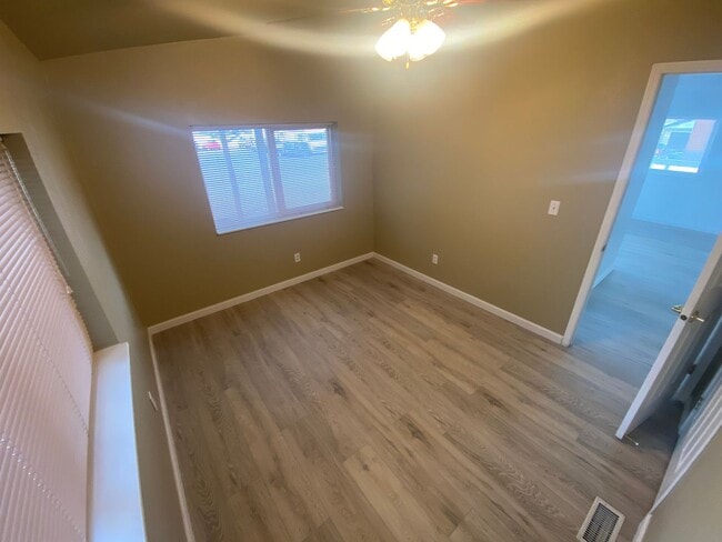 Building Photo - Updated 3 Bedroom / 2 Bath Mobile Home on ...