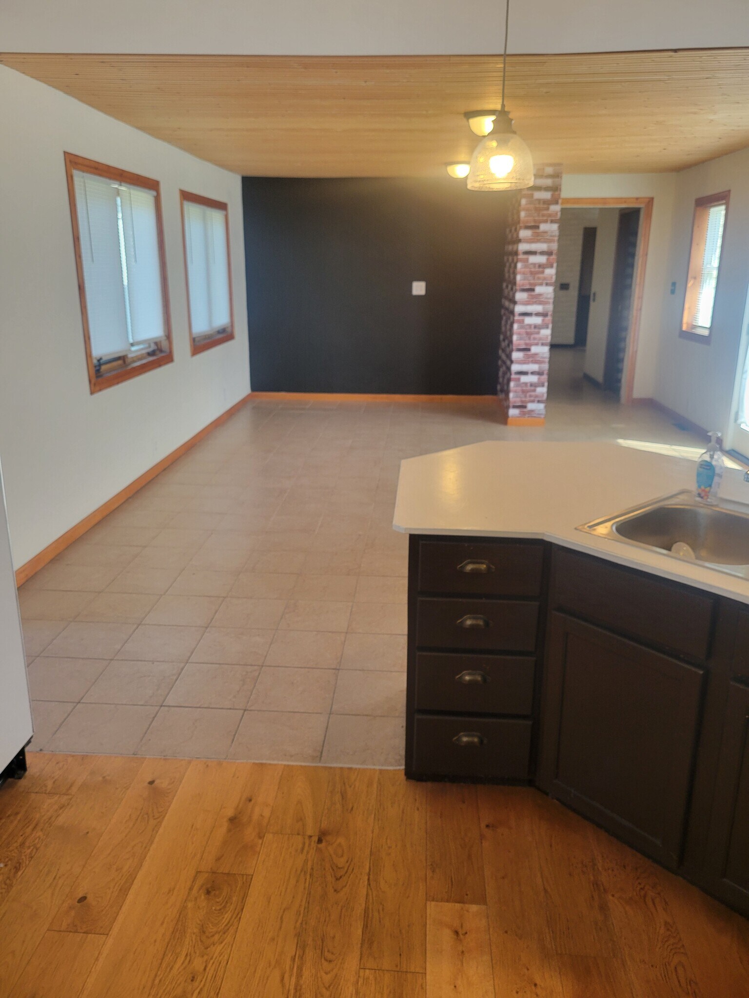 Building Photo - 913 2nd St SE