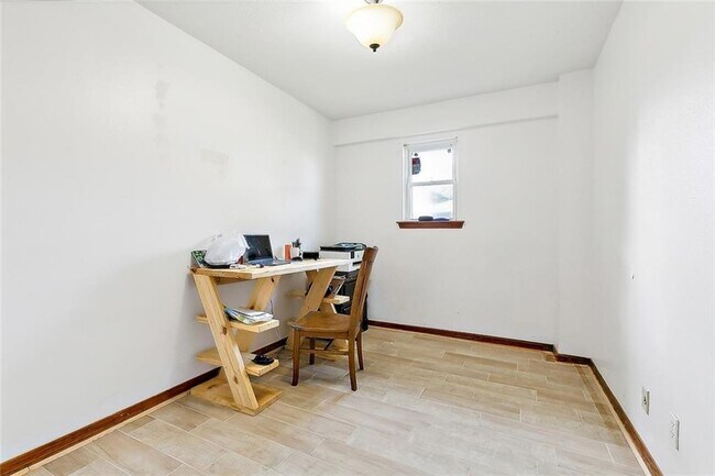 Building Photo - 2204 Gallant Dr