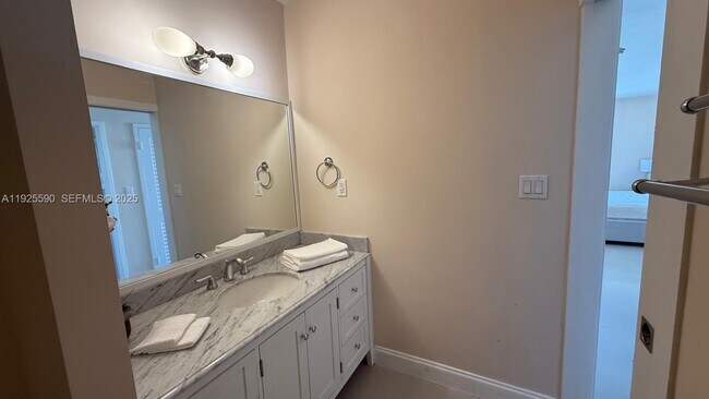 Building Photo - 100 Lincoln Rd