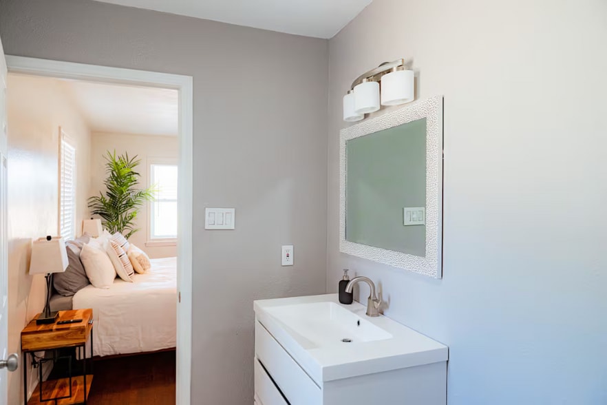 Building Photo - 1011 E Wintergreen Rd