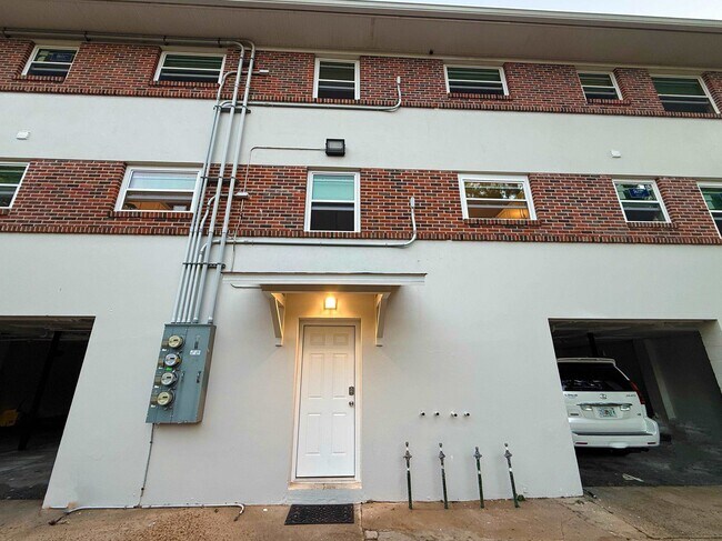 Building Photo - 606 E Park Ave