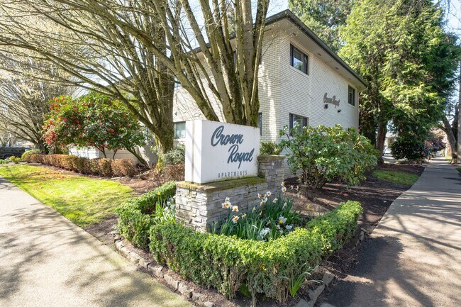 Building Photo - Inviting Irvington Flat with Timeless Appeal!