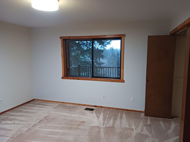 Building Photo - Woodland Setting- West Linn 3 Bedroom 2.5 ...