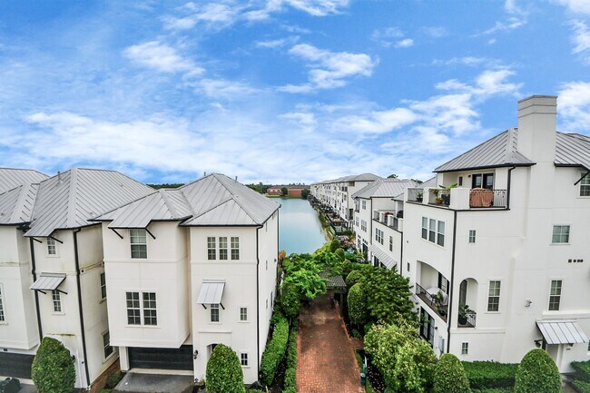Building Photo - 8926 Lakeshore Bend Dr