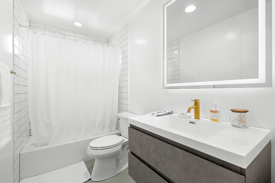 Building Photo - 321 N Gertruda Ave