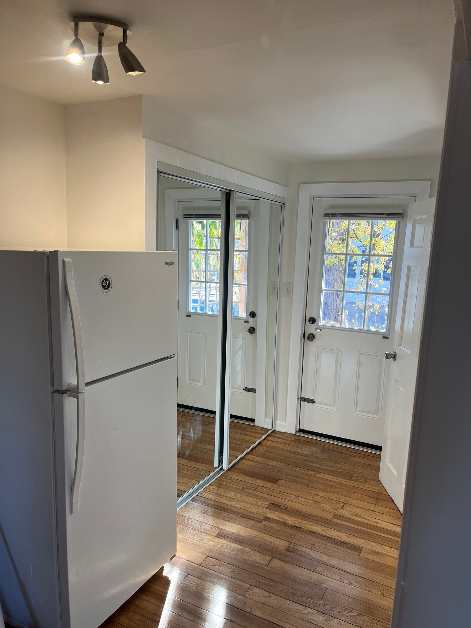 Building Photo - 15 Locust St