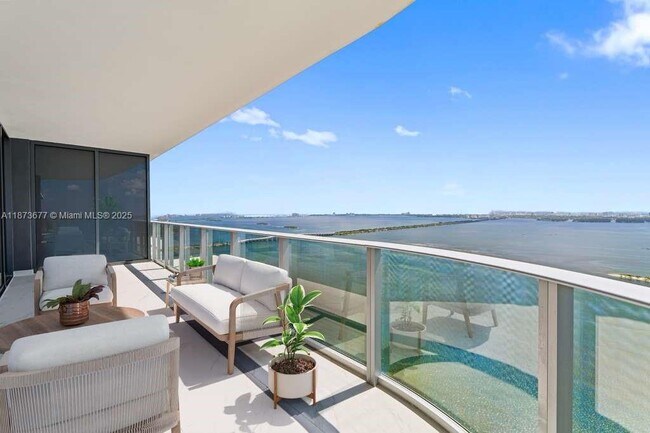 Primary Photo - 700 NE 24th St