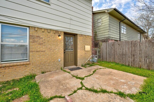 Building Photo - 3 bedroom 2.5 bath - NW Highway and Rockwell