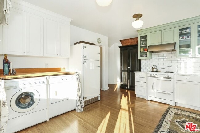 Building Photo - 2071 Escarpa Dr