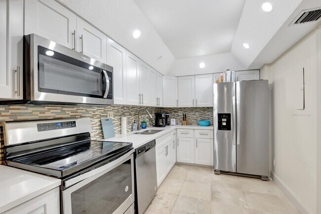 Building Photo - 7370 Orangewood Ln