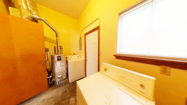 Building Photo - Brick Ranch Near Newport News City Center For Rent