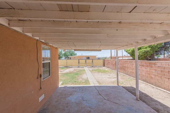 Building Photo - Cozy 3 Bed 2 Bath Home - Pets on Owner App...
