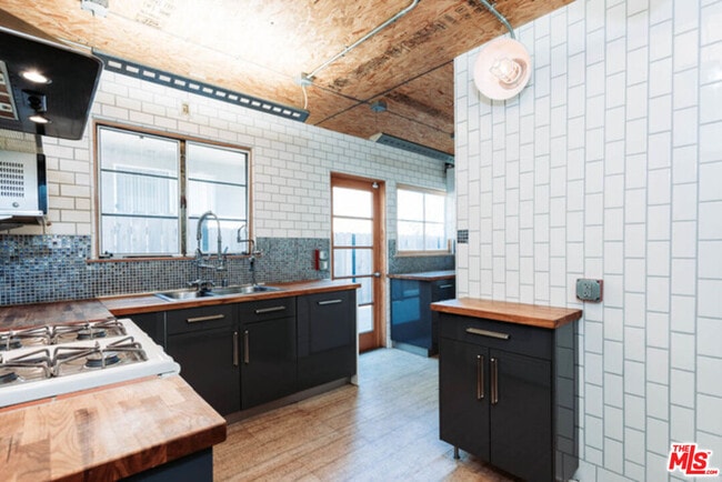 Building Photo - 10961 Strathmore Dr